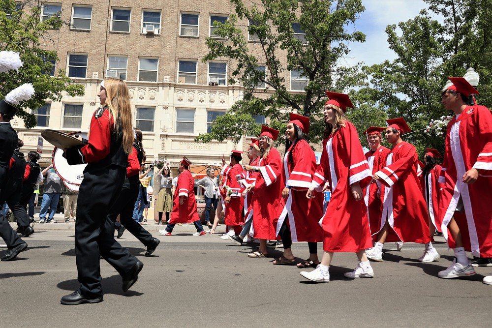 Class of 2022 walks Main Street for Klamath Promise's Graduation Sensation